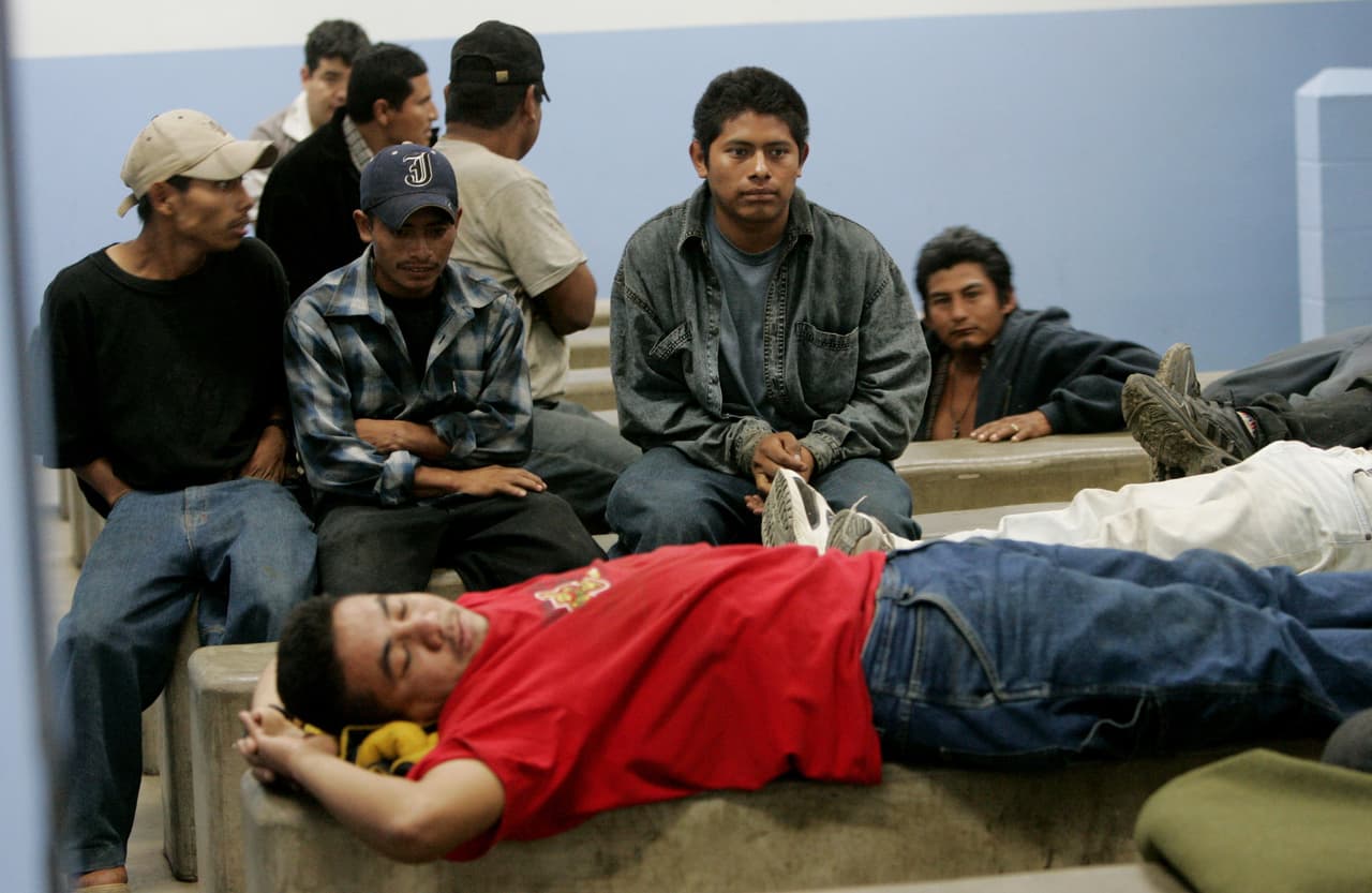 Inmigrantes indocumentados arrestados por la Patrulla Fronteriza en un tramo de la frontera con México.