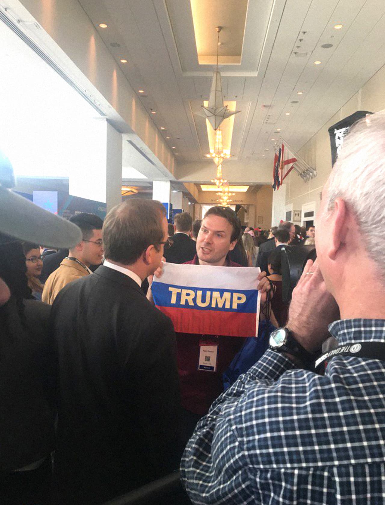 Un asistente al CPAC 2017 con la bandera de mismos colores que la de Rusia.