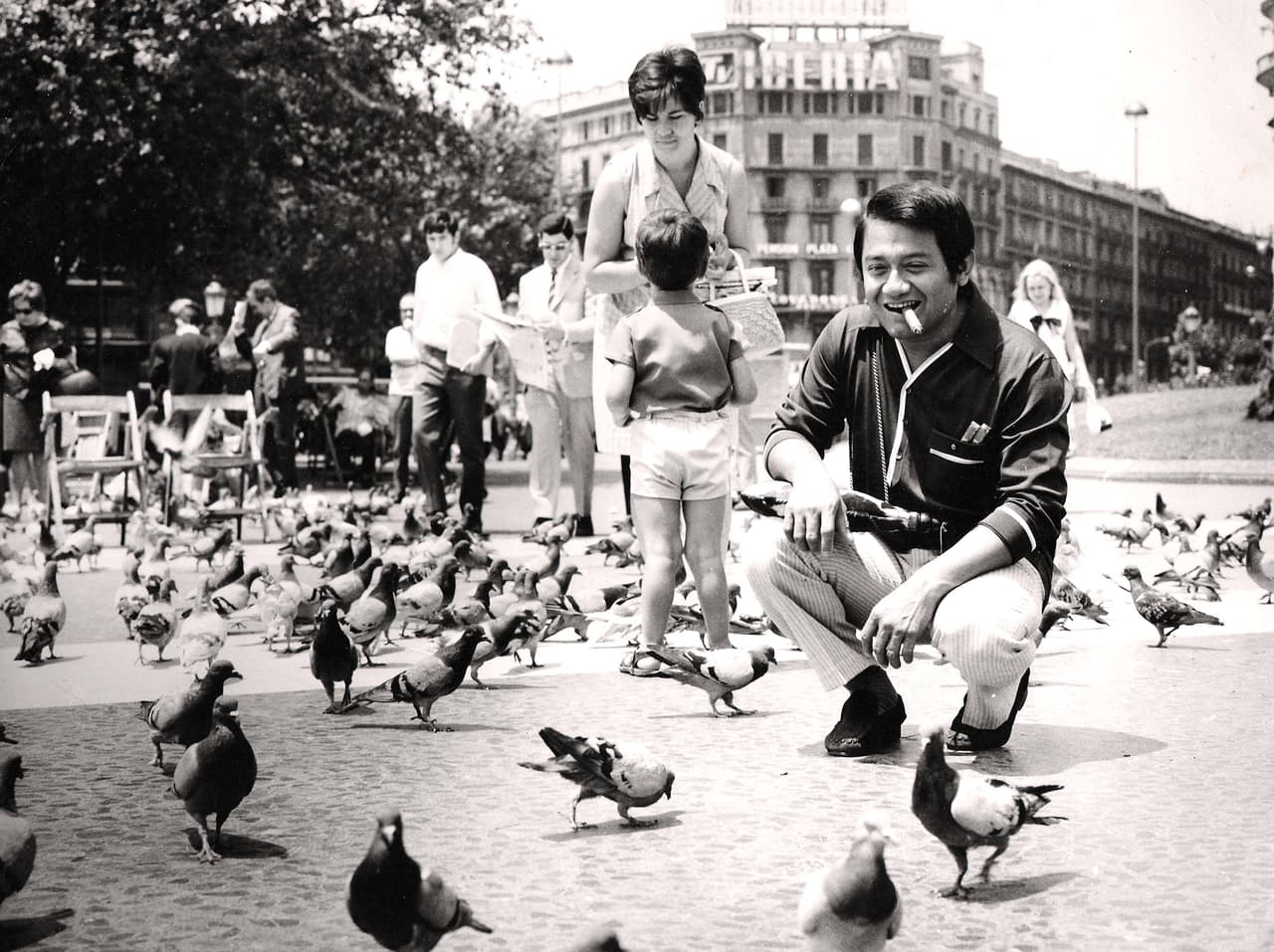 Armando Manzanero en la Alameda Central de la Ciudad de México en 1974.