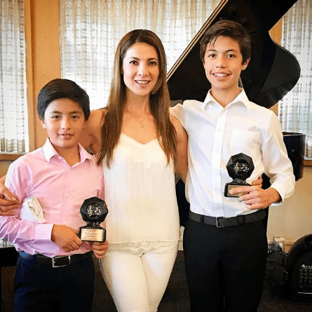 La ocasión sirvió para celebrar la graduación del joven, quien junto a sus padres y hermanos, Sara Priscila (19) y Alejandro (15), festejó este paso académico al salir de la preparatoria. 
<br>