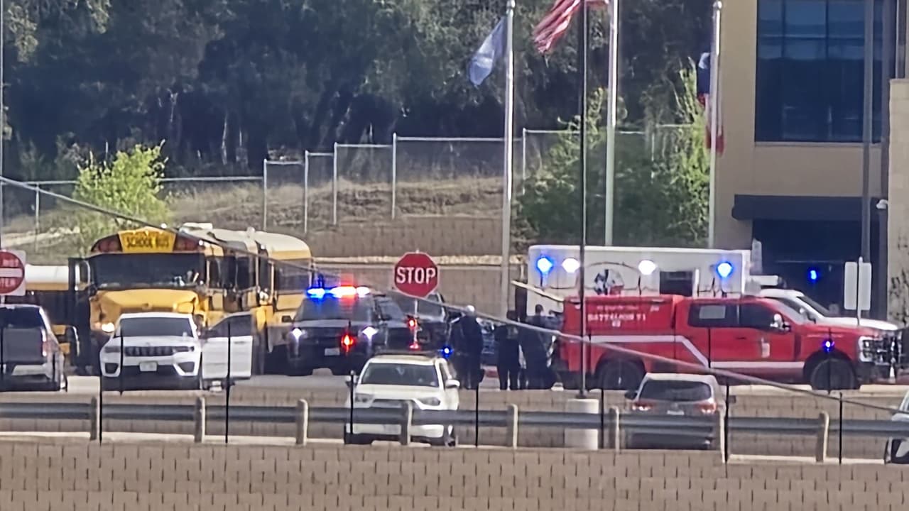 Conforme avanzaron las horas, se confirmó el dato más impactante: 
<b>un estudiante de 15 años fue el responsable del ataque</b>, quien disparó contra una maestra dentro del plantel.