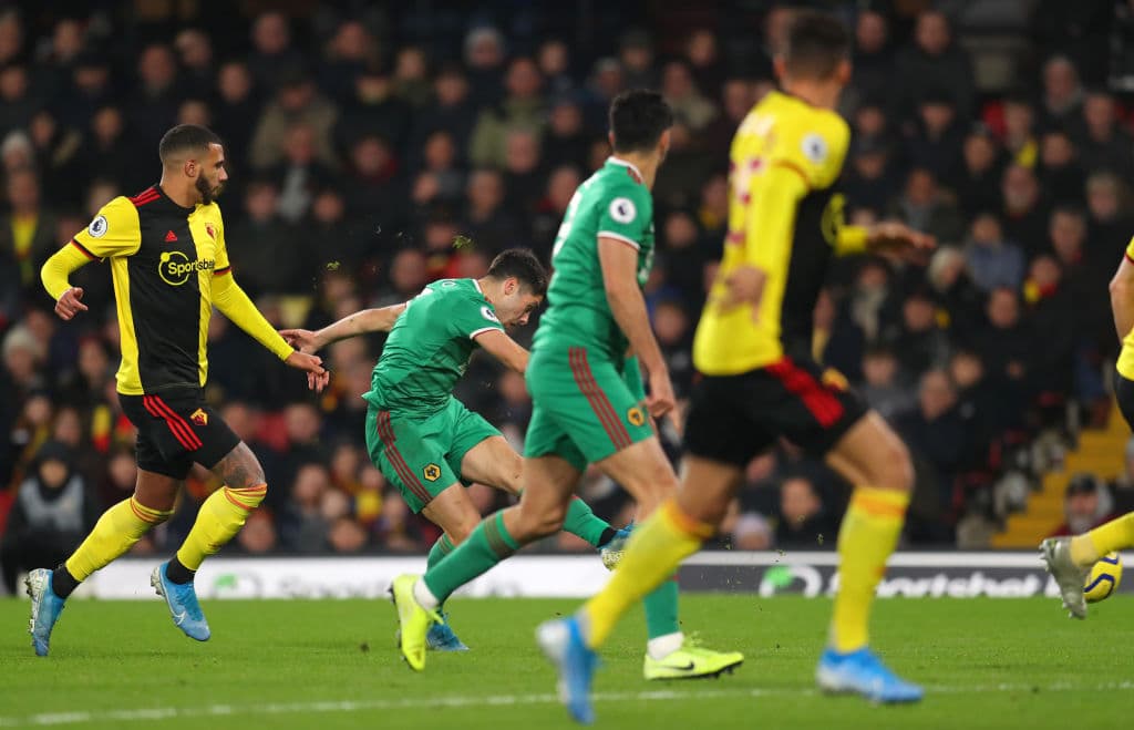 ¡Goooooool de los Wolves! Neto dispara con furia fuera del área, un desvío de la defensa manda el balón al ángulo.