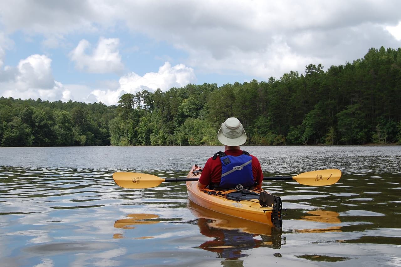 <b>VETE DE CAMPAMENTO O DISFRUTA AL AIRE LIBRE</b>. Para algo un poco diferente, alquila una casa flotante en el lago Lanier. Después de navegar alrededor del lago, hay muchas actividades diferentes disponibles en el Lanier Islands Resort, como kayak, golf, paseos a caballo, tirolesa y el parque acuático Margaritaville at Lanier Islands. O puedeS ir a acampar en varios campamentos en el lago, como Don Carter State Park y Shady Grove Campground.