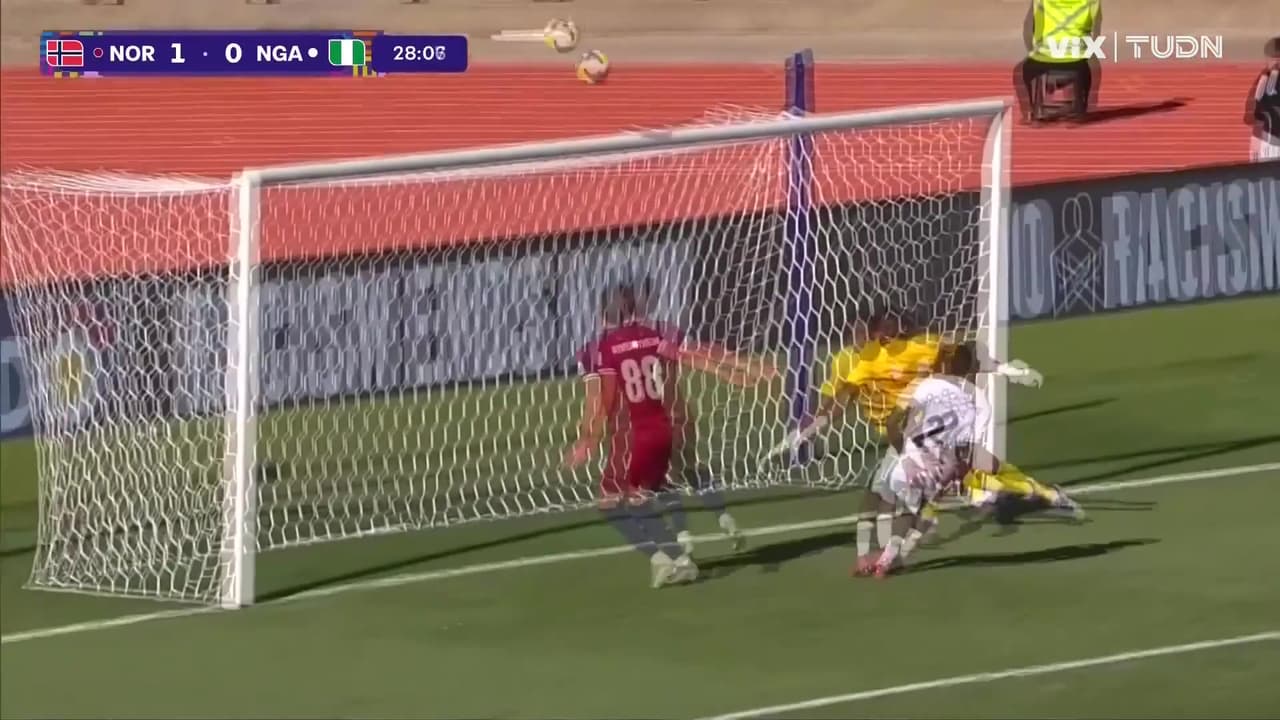 ¡El oso del torneo! Gustav Nyheim falla solo frente a la portería