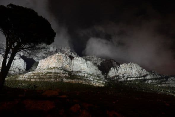 Las luces brillan en la Montaña de la Mesa, junto antes de apagarse por la participación de Ciudad del Cabo en la Hora del Planeta.