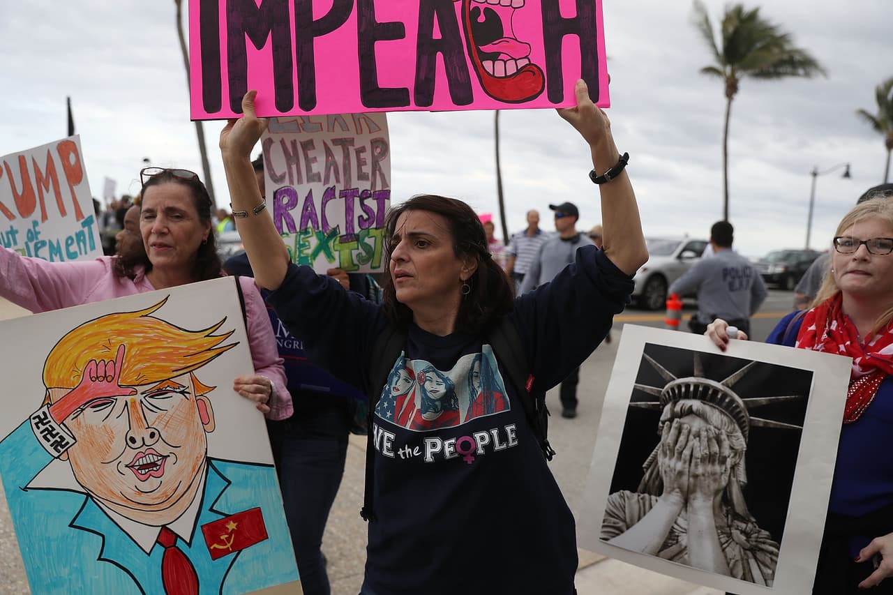 Las activistas en Mar-a-Lago caminaron por una calle junto a la playa de West Palm Beach para dirigirse hasta la residencia de invierno del presidente Donald Trump.
