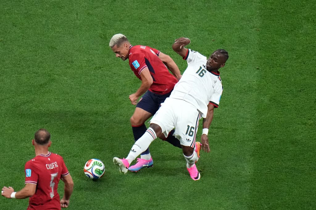 El mexicano Julián Quiñones disputa el balón con el checo Tomáš Holeš (3)
