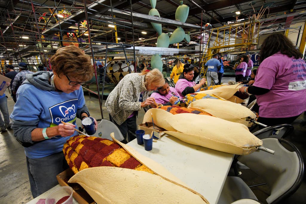 Un día después de Navidad, miles de voluntarios se dieron cita en el establecimiento Fiesta Parade Floats, en Irwindale, para trabajar en las carrozas que formarán parte de la edición 135 del Desfile de las Rosas. El tradicional evento, desde Pasadena, California, se celebra el 1 de enero de 2024 y Univision lo transmite.