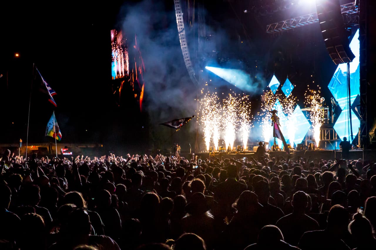 Las bolsas permitidas se limitan a carteras pequeñas y bolsas de mano. No se permiten mochilas con múltiples bolsillos.
