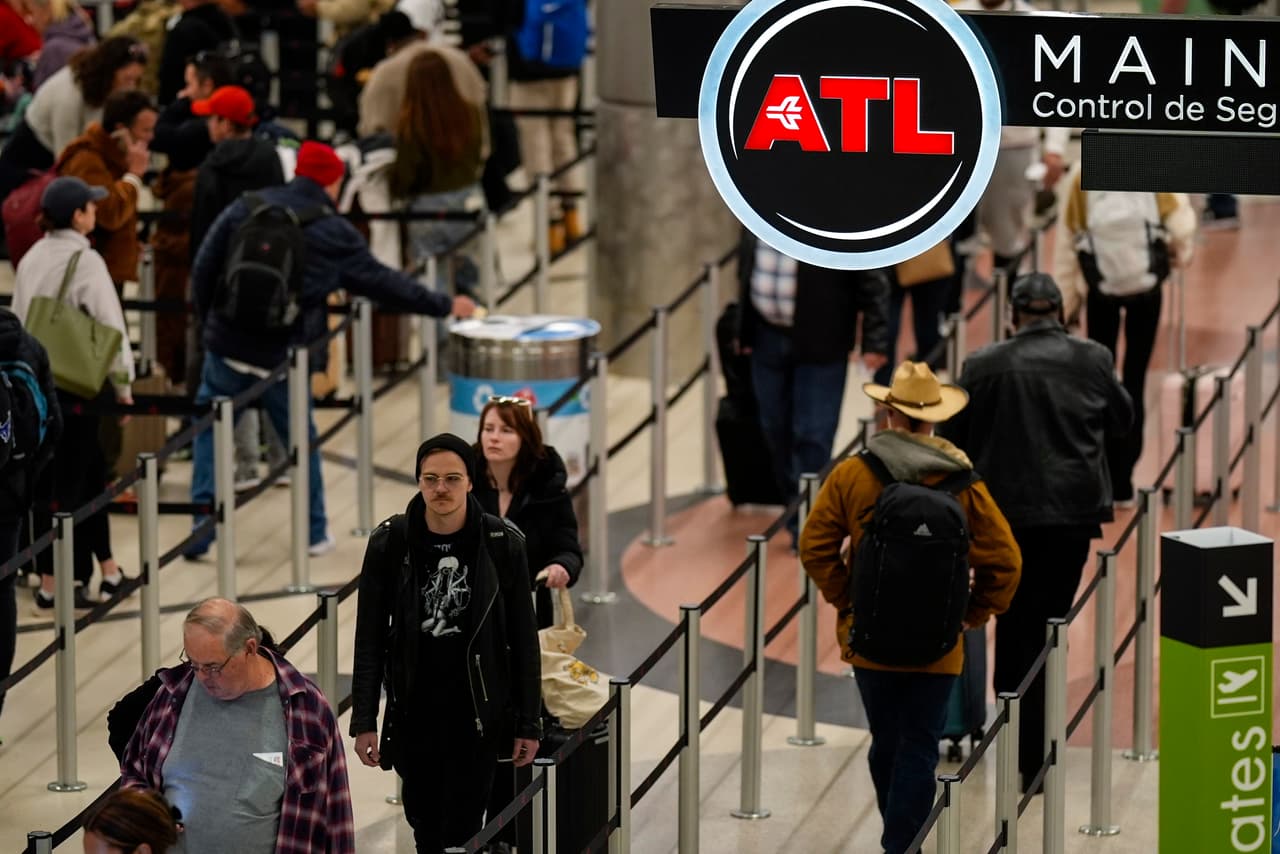 <h2 class="cms-H2-H2">3. <b>Tiempos estimados en las líneas de seguridad </b></h2>
<br>
<br>Durante las temporadas altas, un tema importante a considerar en el aeropuerto de Atlanta son los tiempos estimados que te podría tomar pasar por la línea de seguridad. 
<br>
<br>Una buena guía son los tiempos estimados que publica la página del aeropuerto. 
<br>
<br>
<i><a href="https://www.atl.com/times/" target="_blank">Puedes consultar AQUÍ los tiempos estimados en las filas de TSA actualizados al momento.</a></i>
<br>