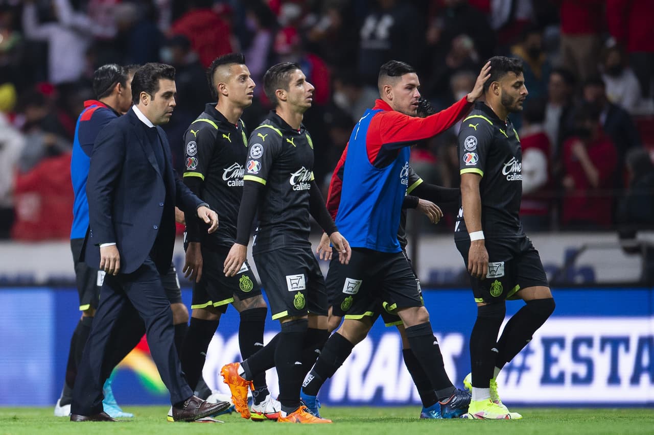 En un partido de poder a poder y donde Chivas se quedó con 10 hombres desde el minuto 27, los Diablos Rojos rescataron el empate sobre la agonía del partido.