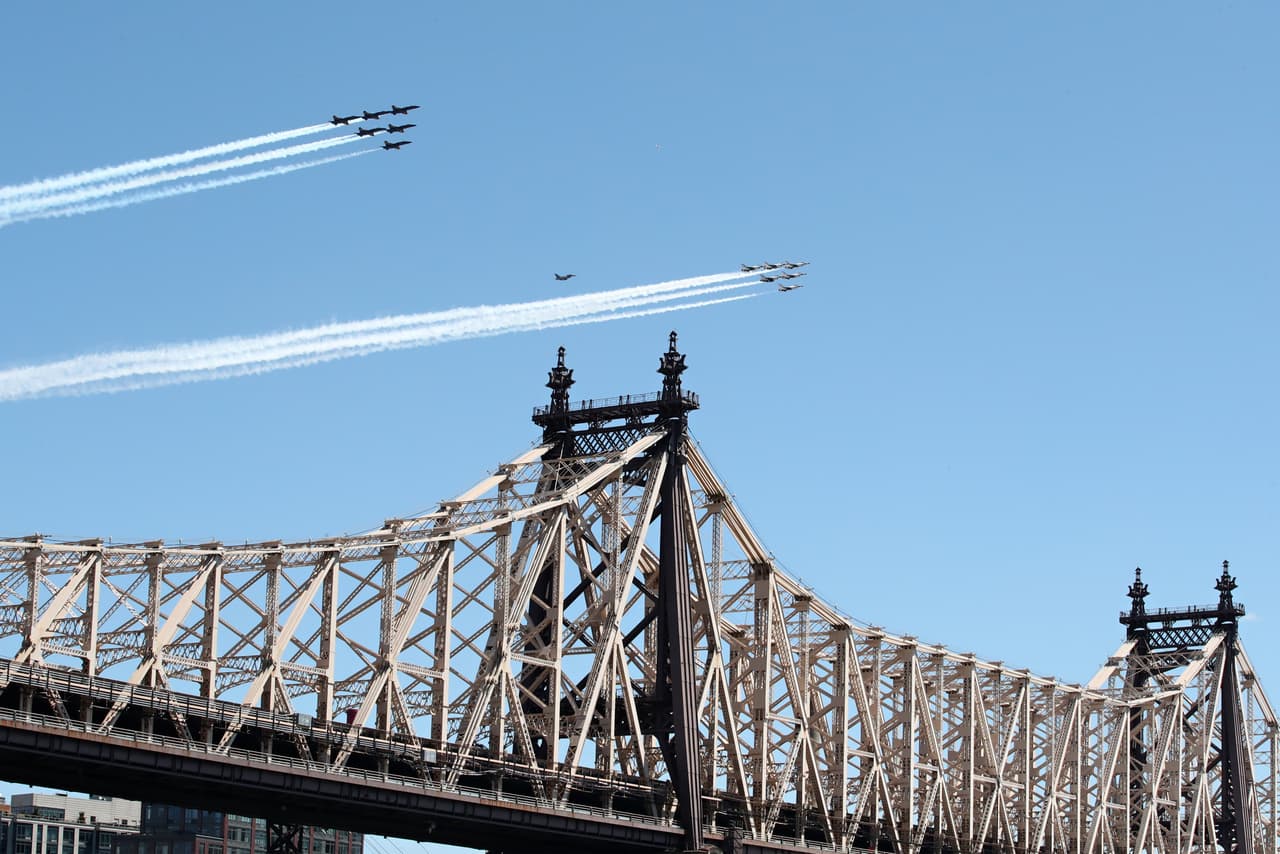 Los aviones sobrevolaron el puente Ed Koch Queensboro.