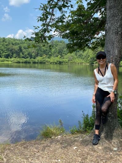 Karla lució looks sencillos y deportivos que la hacían sentir cómoda, pues se basó en leggings, camisetas, tenis, gorras y gafas para protegerse del sol.