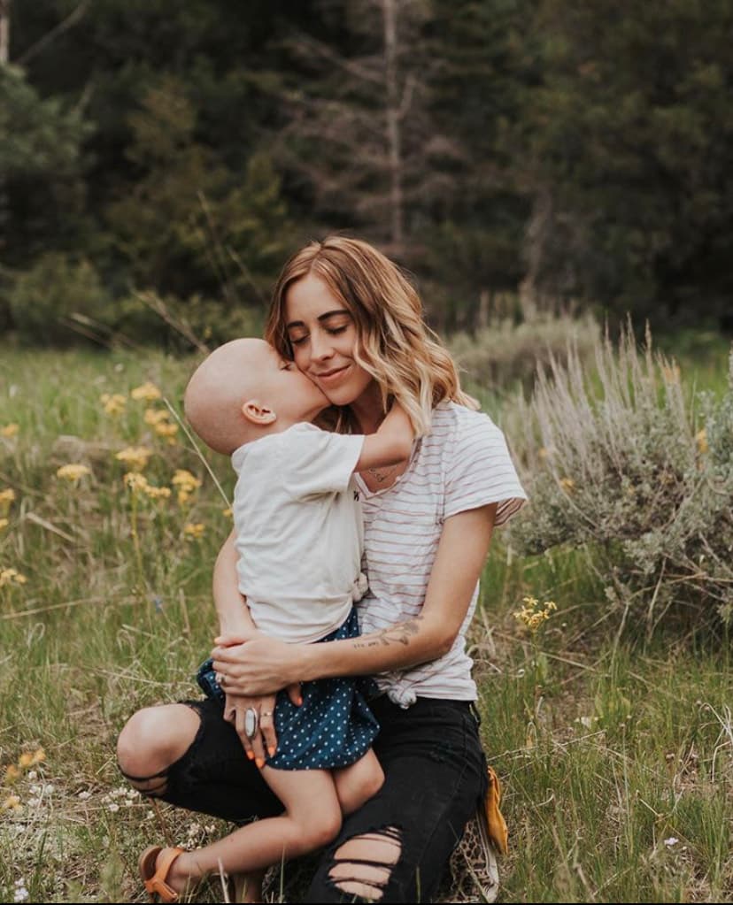 La valiente Lula Beth está programada para una ronda final de quimioterapia el próximo agosto.
<b> Sus padres afirman que no pueden estar más orgullosos de sus dos hijos. </b>
<br>
<br>Aquí Kristen abraza a Lula, quien la sostiene del cuello mientras la besa en el rostro.