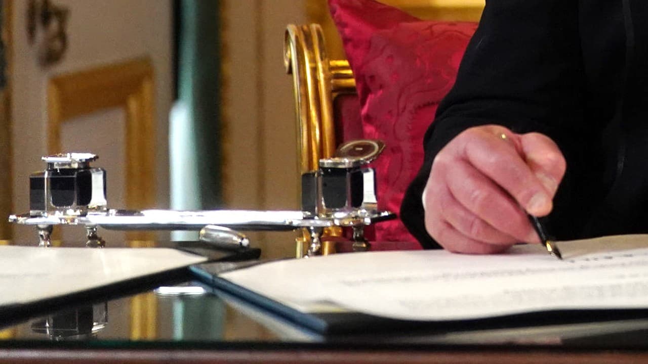 El tintero con el que firmó Carlos III su ascensión fue un regalo de el príncipe William y el príncipe Harry.