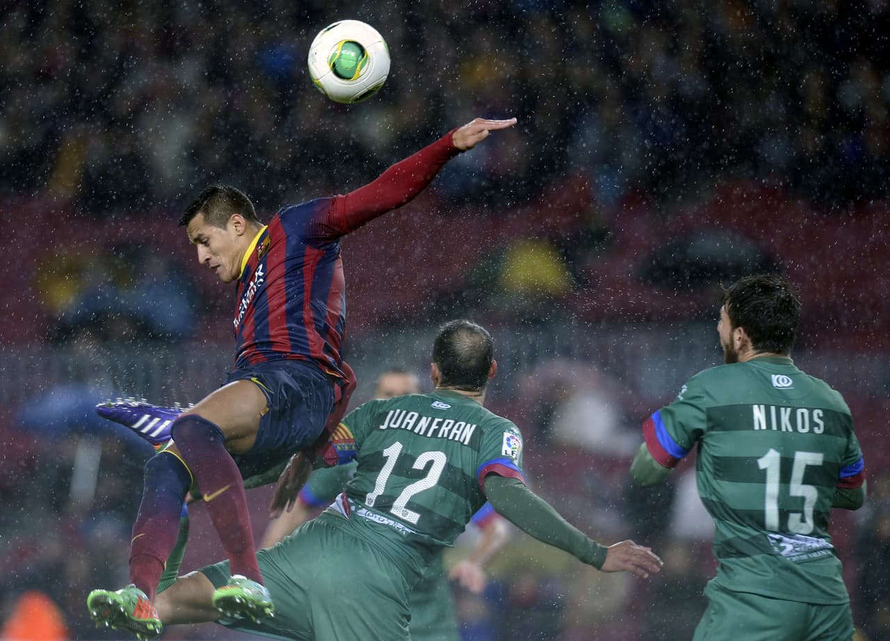 La camiseta de Juanfran con Levante en un partido de cuartos de final de Copa del Rey en 2014 es una de las visibles. Pocas veces se ve a ese equipo usar esos colores.