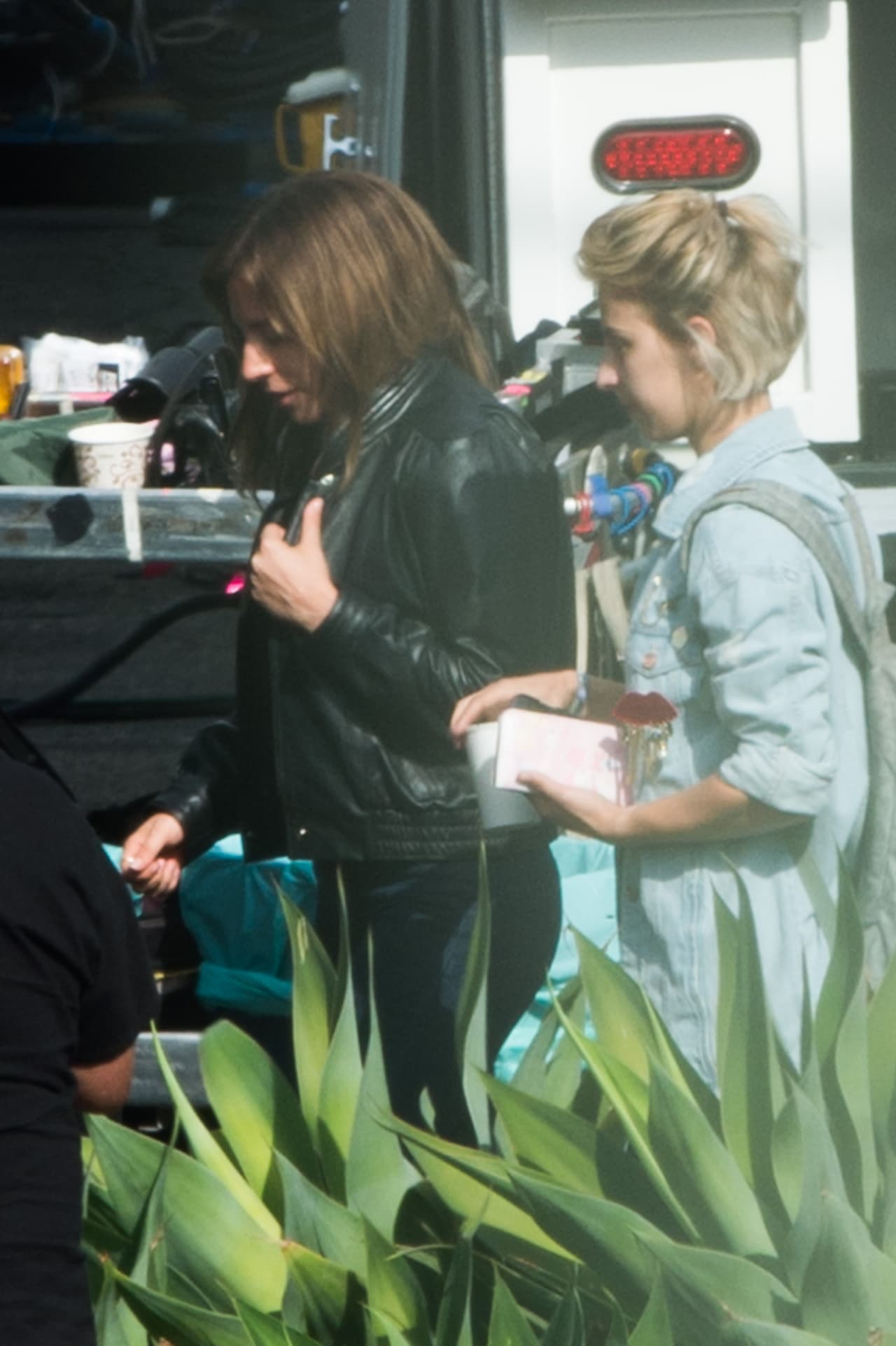 Lady Gaga entró al estudio de la película con un look muy particular: sin maquillaje, un saco de Mickey Mouse, Uggs rosados y gorra amarilla.
<br>