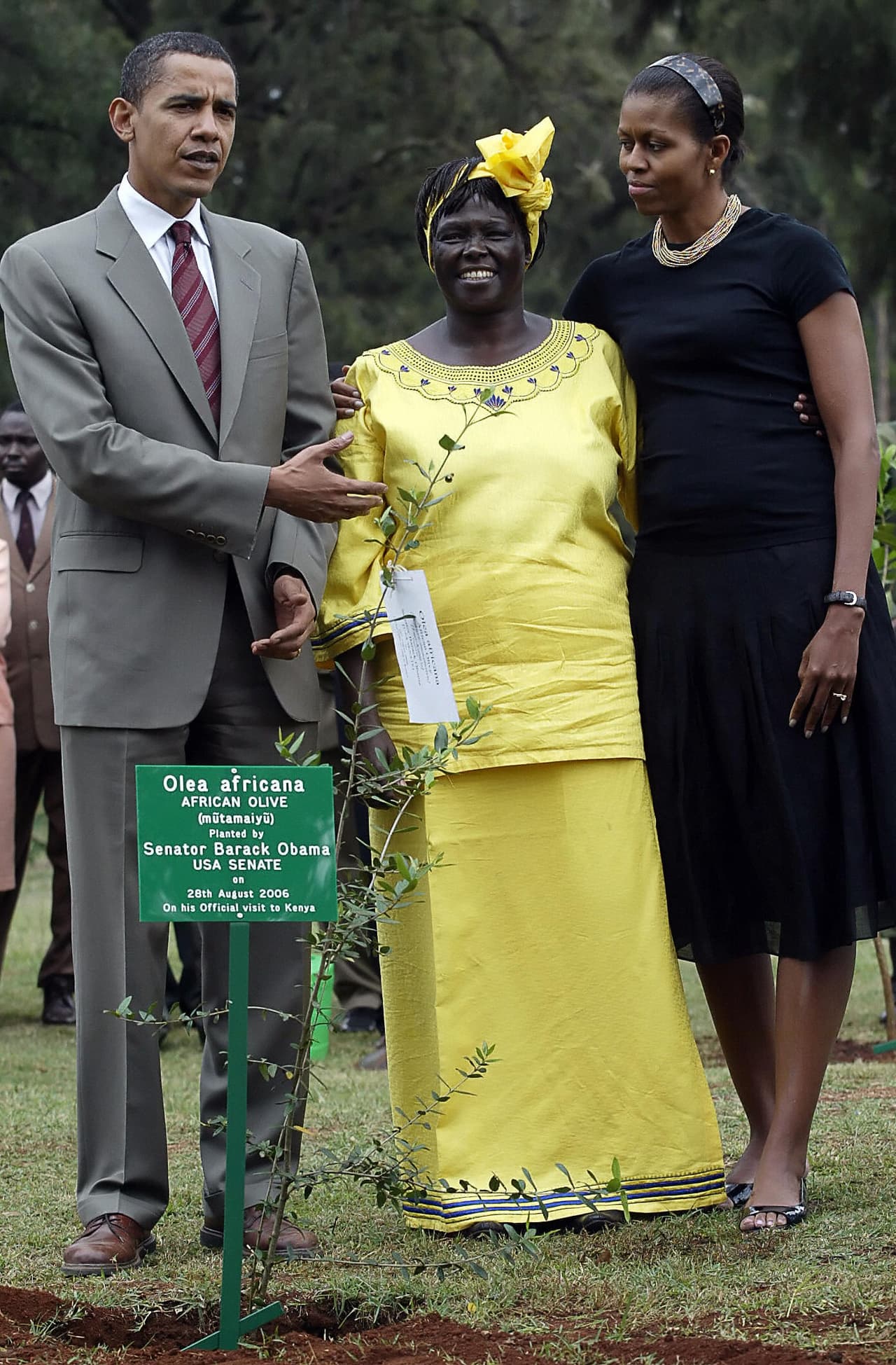 Durante su viaje por
<a href="http://www.nytimes.com/2011/09/27/world/africa/wangari-maathai-nobel-peace-prize-laureate-dies-at-71.html?_r=0">Kenia</a> en 2006, la esposa del entonces senador del estado de Illinois
<b>no prestaba tanta atención a su maquillaje</b>. En esta imagen vemos a una Michelle Obama prácticamente de cara lavada.
<br>