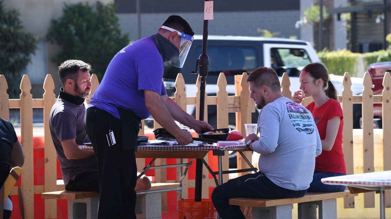 Por el momento los restaurantes de Bakersfield, al igual que en el resto del estado de California, solo podran servir comida al aire libre.