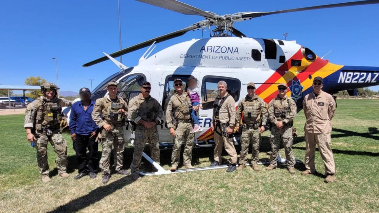 Reúnen a madre e hija que se separaron al cruzar la frontera