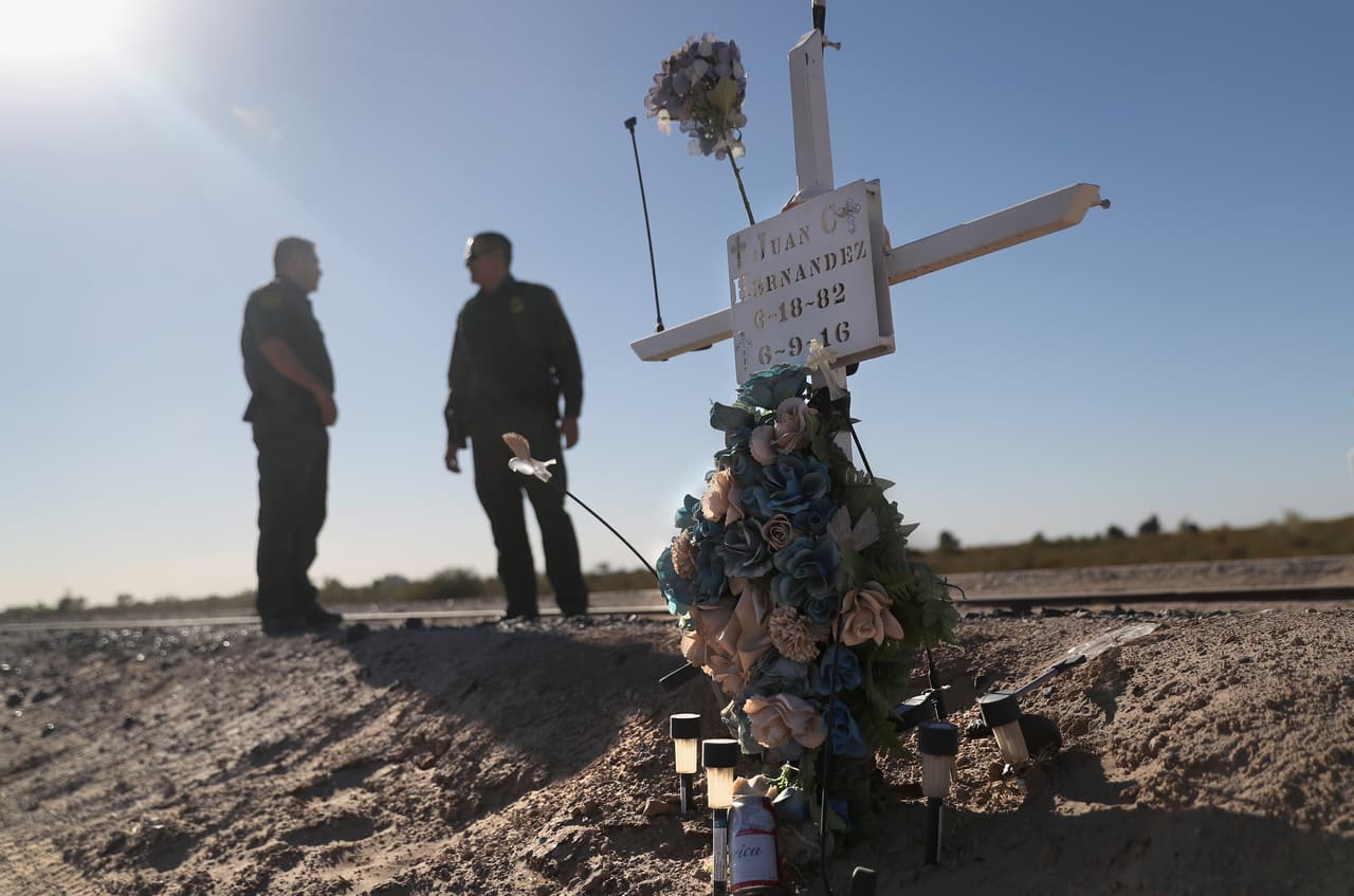 Para muchos el sueño de un mejor futuro queda en medio del desierto y son recordados con una cruz.