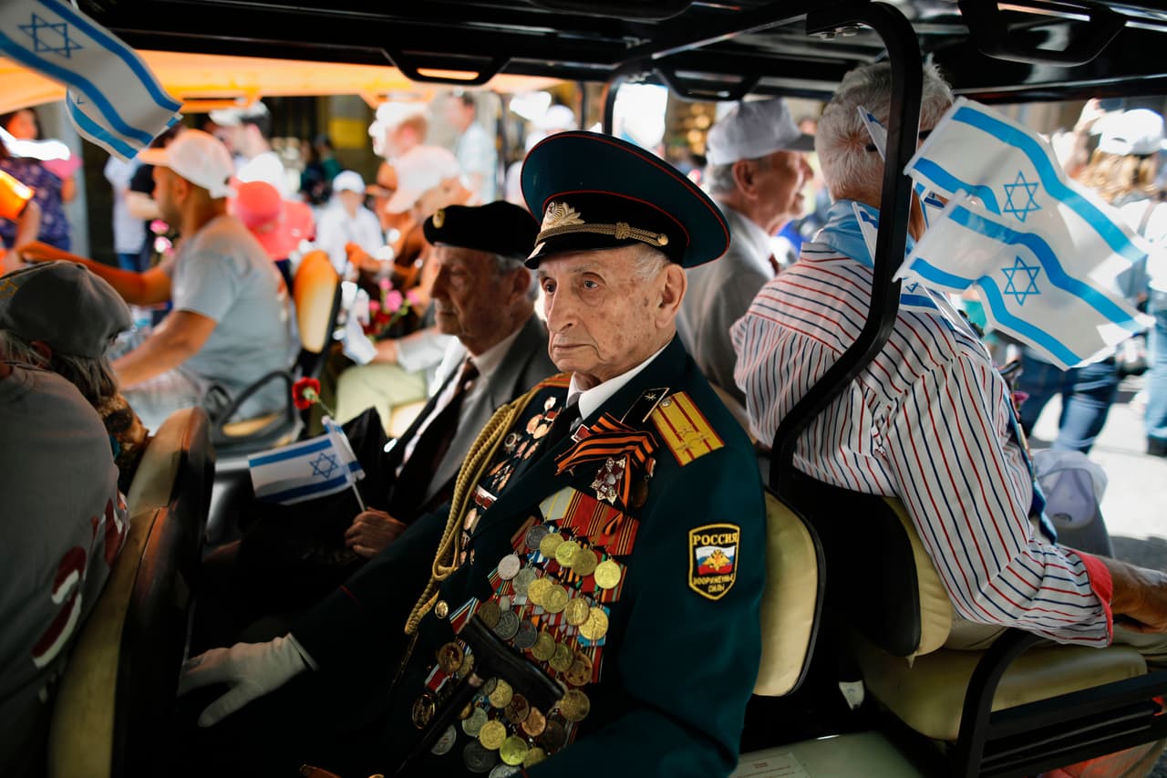 Veteranos ruso-israelíes de la guerra llevan sus uniformes y medallas durante una marcha en Jerusalén, donde también se conmemora el Día de la Victoria. La creación del estado de Israel se vio favorecida por los arreglos geopolíticos dentro de la nueva Organización de Naciones Unidas y el retiro de los poderes coloniales europeos de Palestina.