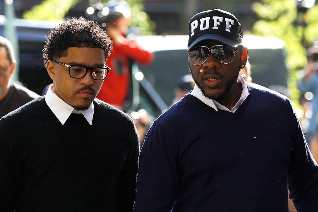 Justin Combs (izquierda) llegó a respaldar a su padre junto a Charlie Liucci. El juicio contra Sean 'Diddy' Combs podría extenderse durante dos meses.