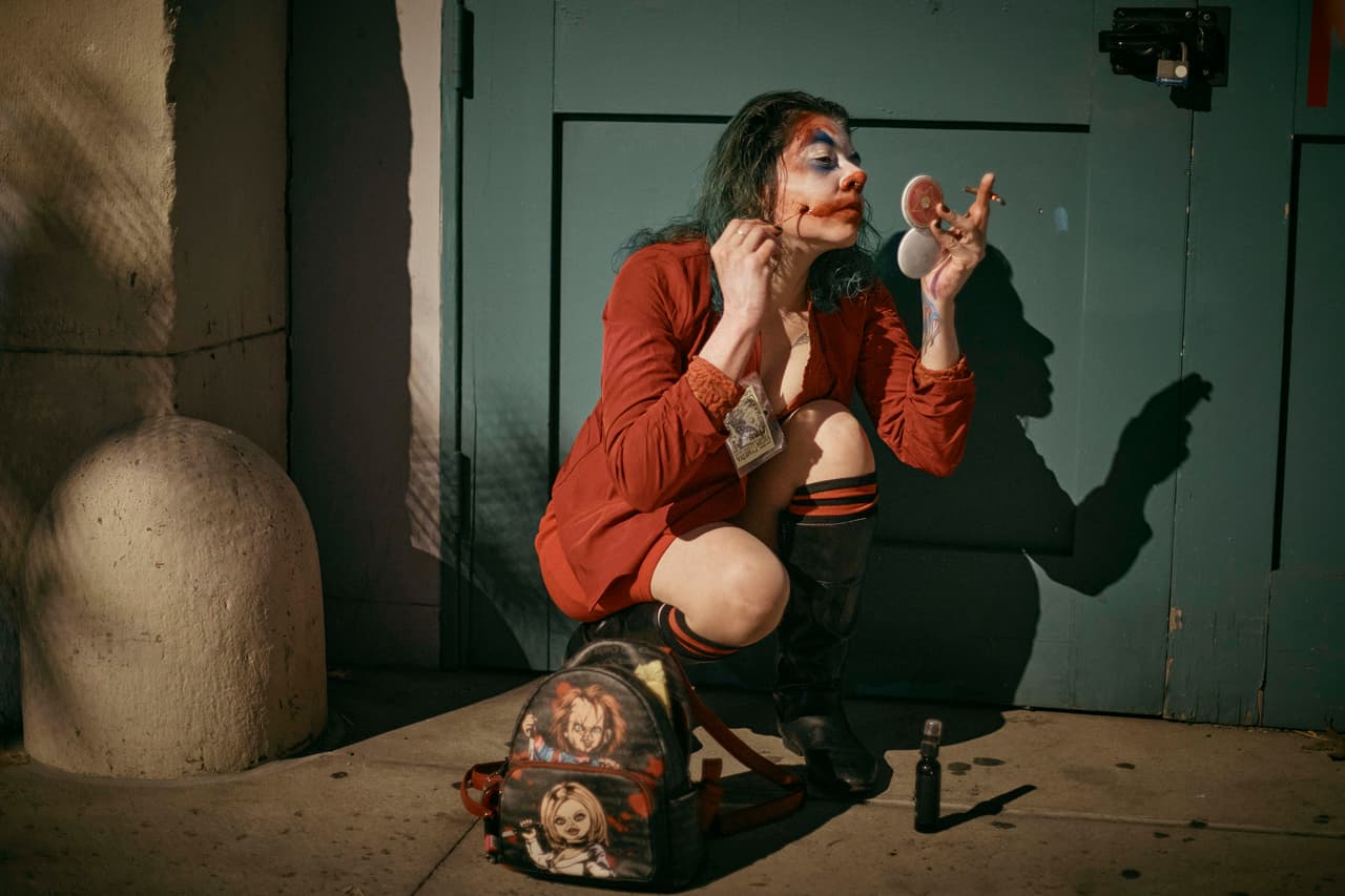 Con llamativos disfraces, música y mucha diversión desfilaron cientos de personas por la Sexta Avenida.
<br>