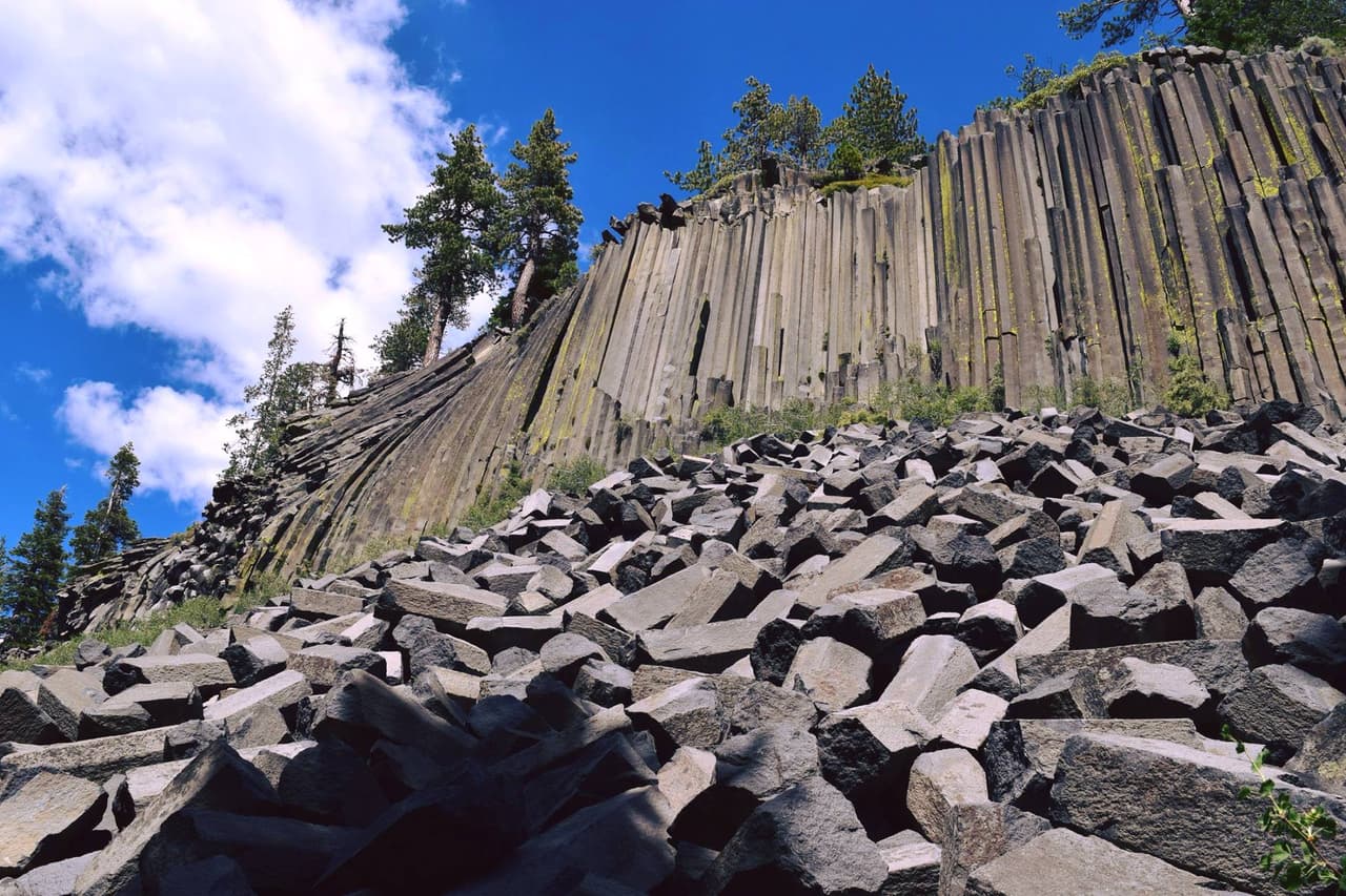 <b>Devils Postpile, </b>Mammoth Lakes, CA
<br>El Monumento Nacional Devils Postpile protege y preserva la formación Devils Postpile, unas cataratas de roca de 101 pies de altura, conocidas como Rainbow Falls. La formación es muy rara y es uno de los mejores ejemplos de columnas basálticas en el mundo, las cuales se elevan a 60 pies de altura y muestran una simetría inusual.