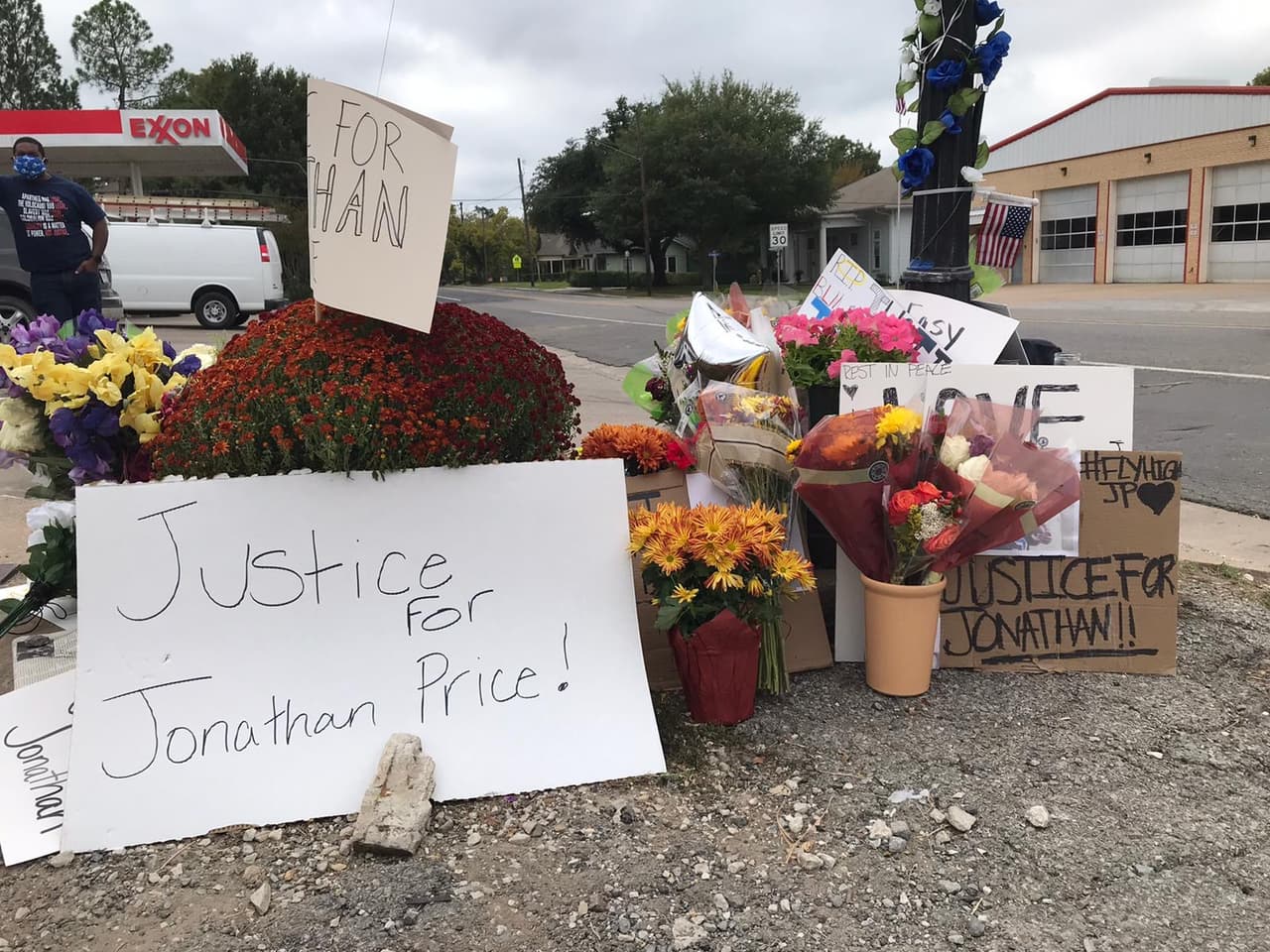 Familiares y amigos de Jonathan Price piden justicia por su muerte.