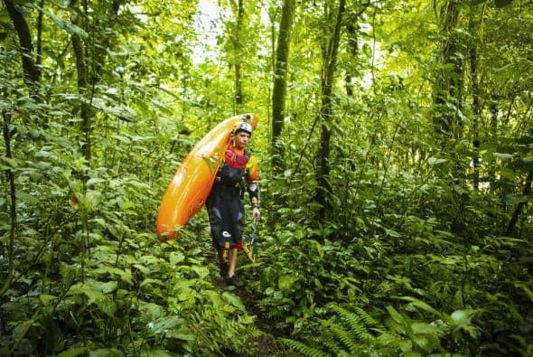 Dane Jackson camina por la selva con su kayak durante el Primer Descenso Red Bull: Proyecto Michoacán, en Tlapacoyan, VE, México, 21 de Noviembre, 2013.