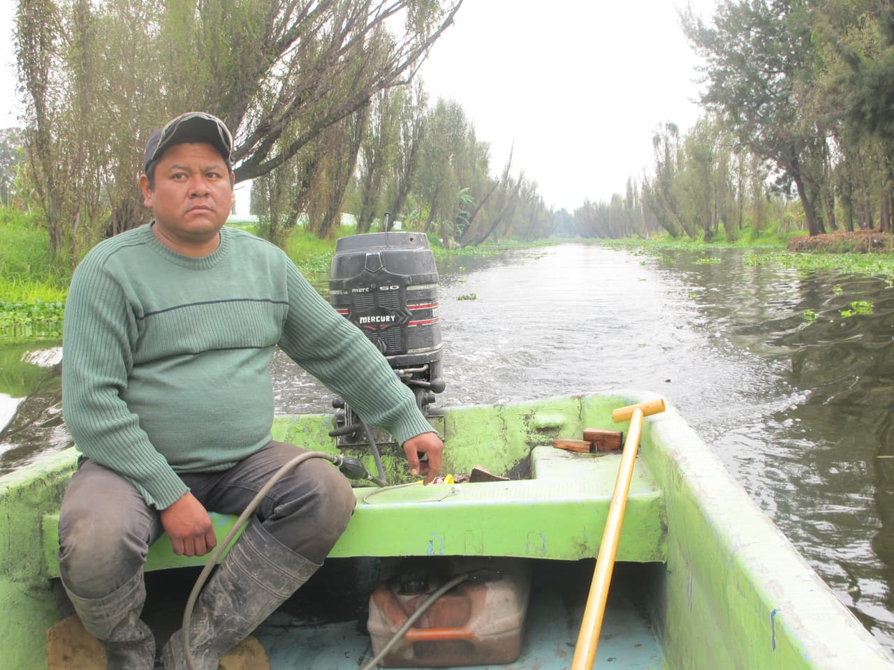 Trabajador en Xochimilco.