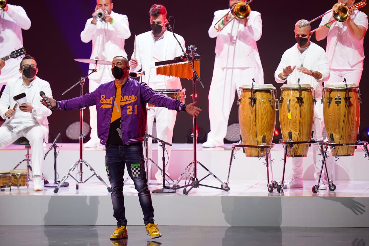 En el segundo día de ensayos, Víctor Manuelle practicó junto a la orquesta. Las notas músicales están listas para una de las noches más importantes de la música latina.