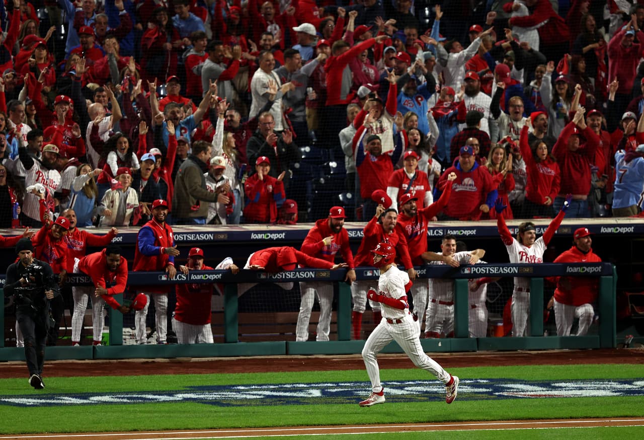 Trea Turner # 7 de los Philliesde Filadelfia después de conectar su jonrón solitario en la primera entrada contra los Diamondbacks.