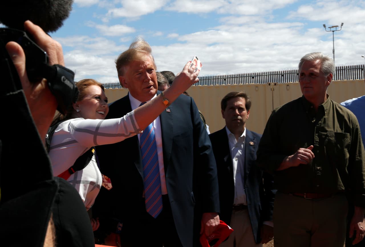 <b>De paseo por la frontera.</b> En enero y abril el presidente Trump visitó la frontera sur, 
<a href="https://www.univision.com/noticias/politica/en-fotos-donald-trump-frente-al-rio-grande-fotos">parte de la strategia para defender su idea de construir un muro</a>. El mandatario llegó hasta la ribera norte del Río Grande (o Río Bravo para los mexicanos), el límite natural más importante entre EEUU y México, y estuvo frente a la valla fronteriza en Calexico, California (en la fotografía), donde saludó a algunos seguidores. 
<b>5 de abril de 2019.</b>