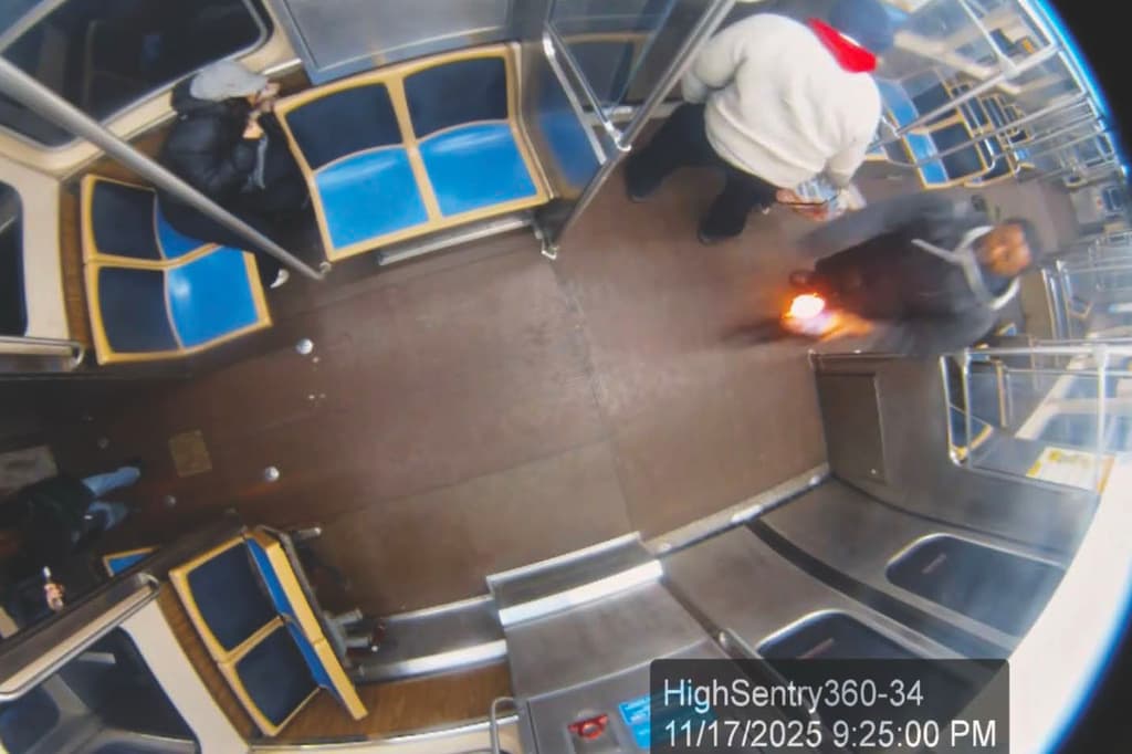 Le roció gasolina y prendió fuego a una mujer en el metro de Chicago. Fue acusado de terrorismo