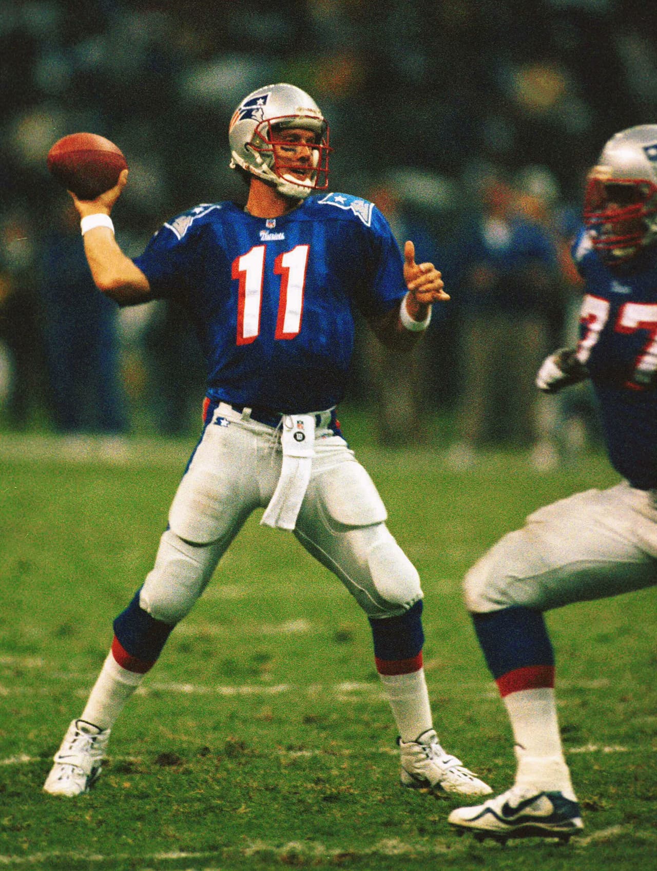 El quarterback de los Patriots, Drew Bledsoe, lanzando un envío en el American Bowl 1998 contra los Cowboys en el Estadio Azteca de México.