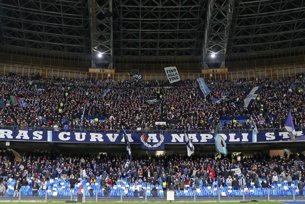 La Curva del Napoli siempre alentando al equipo con cantos, porras, banderas y mucha pasión.