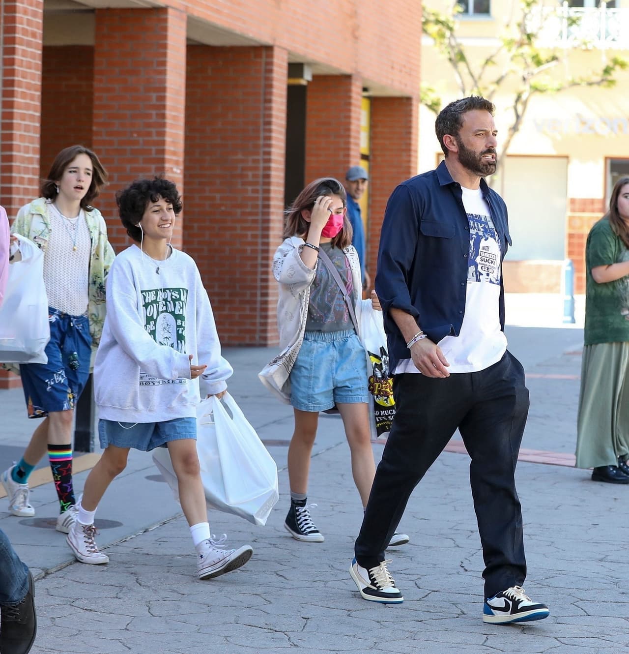 El artista, su hija y la de JLo fueron captados tras comprar disfraces en Los Ángeles. 
<br>