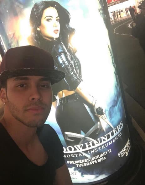 Royce apoyando el show de su amada Esmeraude, 'Shadowhunters'.