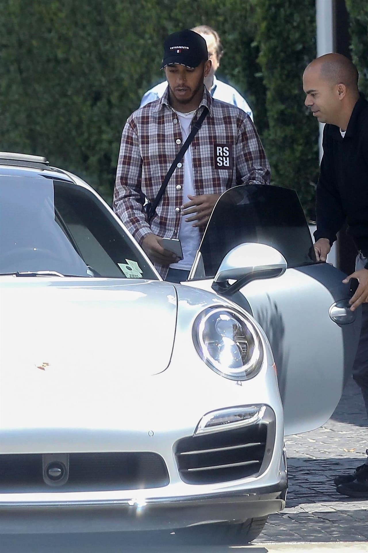 El Porsche Boxster Turbo 2018 cuenta con un motor cuatro cilindros, 2.0L, turbocargado de 300 caballos de fuerza.