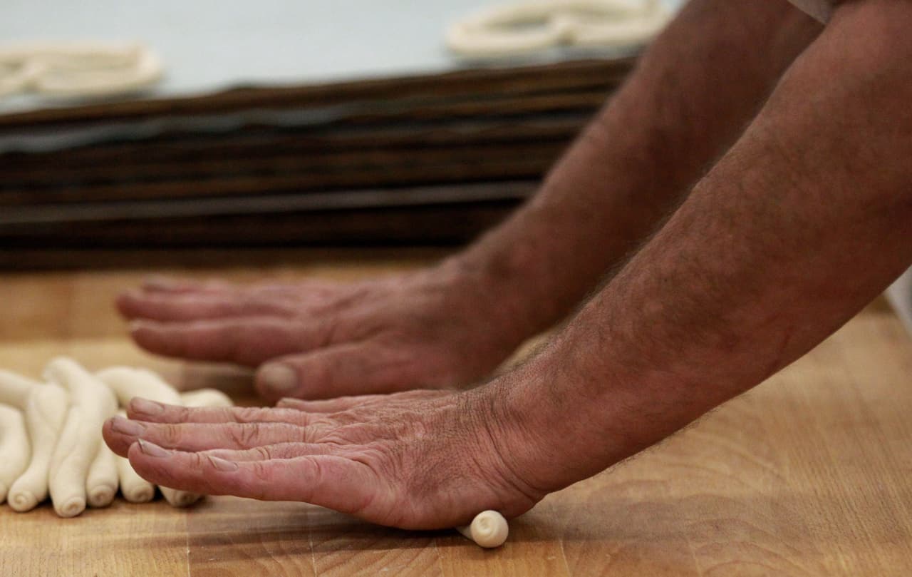 Con esta receta de pretzels o lazos salados aprenderás a realizar estos típicos panecillos de origen alemán que se comen tradicionalmente de aperitivo con la cerveza u otras bebidas. 
<br>
<b>Para confeccionar 8 pretzel necesitarás</b>: 2 cucharaditas de levadura fresca, 500 g de harina de fuerza, 1 huevo, 350 ml de agua, 1 y 1/2 cucharadita de sal, Semillas de sésamo, de amapola o sal gorda para el acabado. 
<br>
<br>
<br>
<br>
<br>
<br>