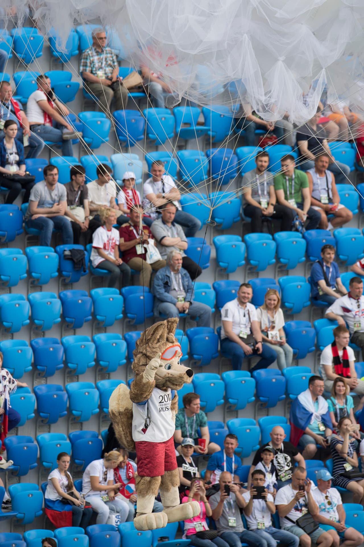 Zavibaka, la mascota del Mundial, no podría ausentarse de la fiesta en su país.
