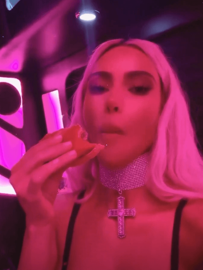 Al final Kim y sus acompañantes disfrutaron su cena en el autobús.