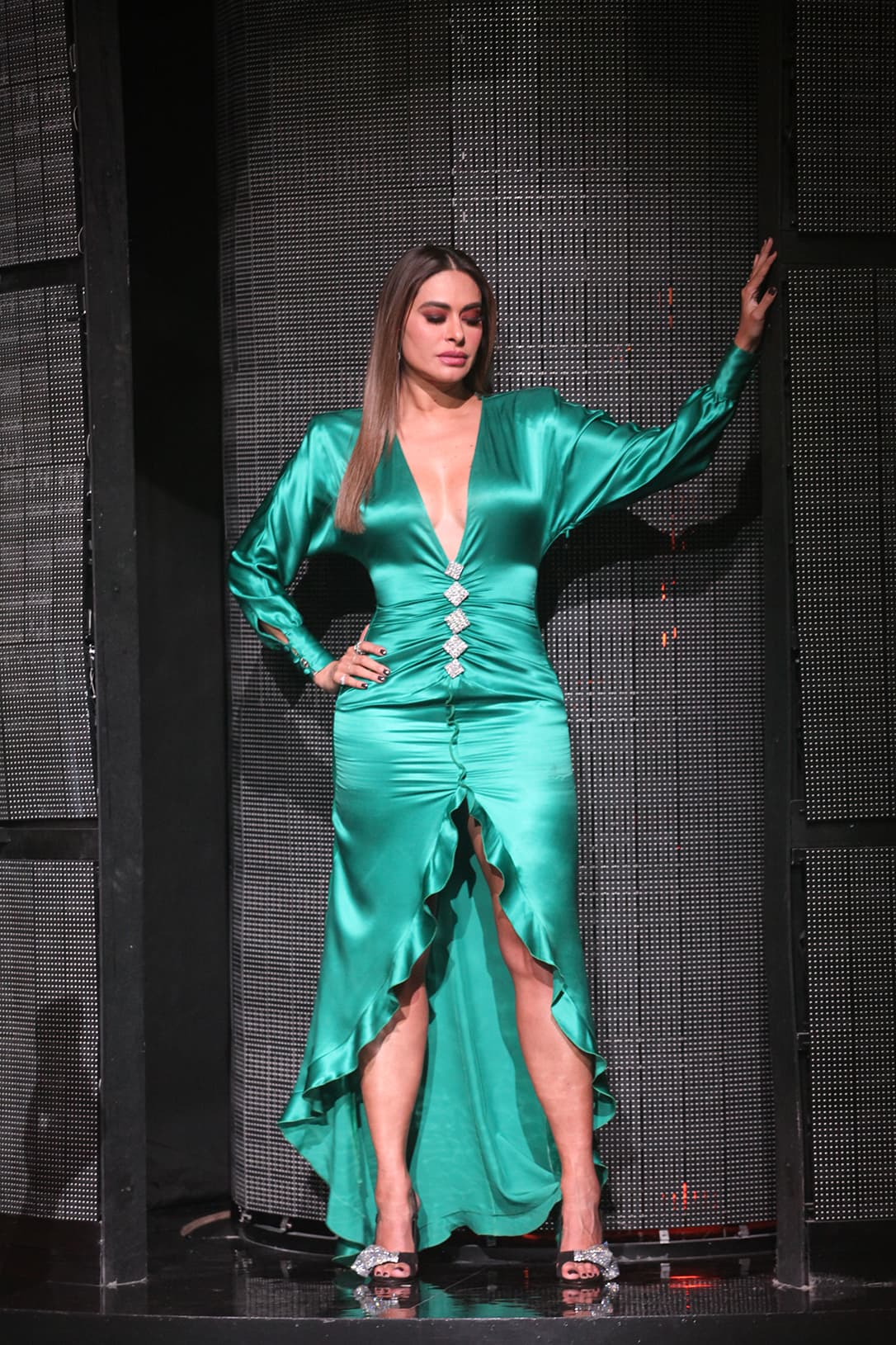 La presentadora llegó al escenario con este largo vestido verde de seda de Alessandra Rich, cuyo costo es de $2,400 dólares.