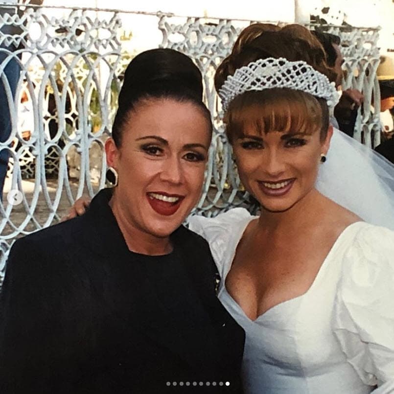 Entre ellas se encuentra esta imagen de la boda donde posa
<b><a href="https://www.univision.com/famosos/los-villanos-de-telenovela-mas-odiados-de-los-ochenta-fotos" target="_blank">junto a Laura Zapata, la villana de la historia. </a></b>