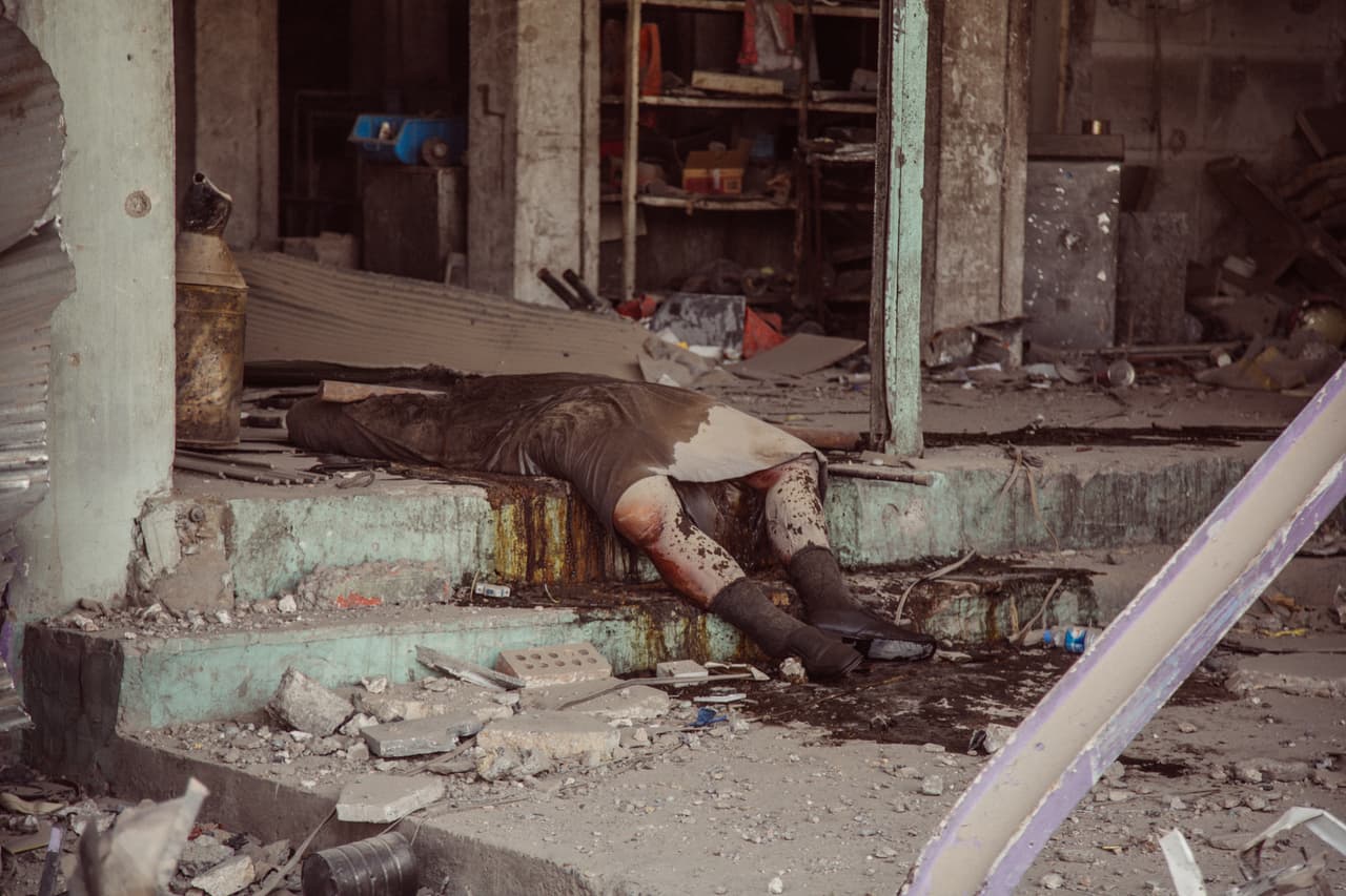 “Los soldados de Irak dejan los cuerpos como trofeos, advertencias para causar miedo en los enemigos. Este es el cuerpo de un miembro de ISIS probablemente con más de una semana de descomposición”, contó el estadounidense.