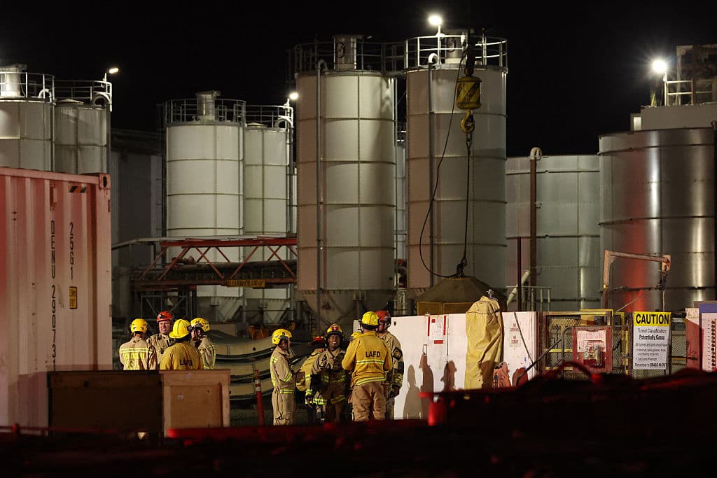 Brian Humphrey, portavoz del Departamento de Bomberos de Los Ángeles, declaró que algunos de los trabajadores atrapados lograron trepar por un montón de tierra suelta, con un esfuerzo considerable, para salir del túnel.