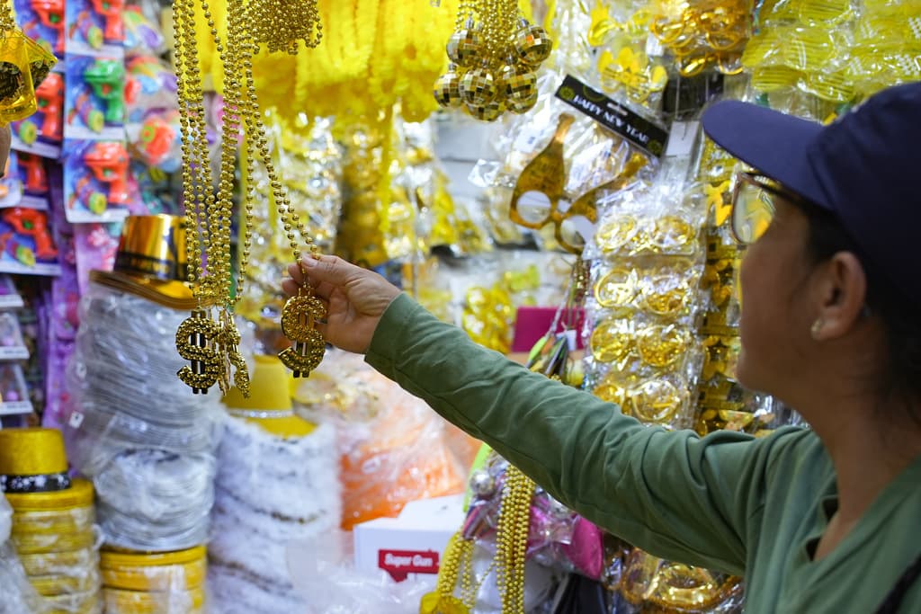 En los preparativos para las celebraciones para despedir el 2025 no pueden faltar objetos amarillos para atraer la fortuna, de acuerdo con algunos rituales.
<br>
<br>En Perú, varios mercados de la ciudad venden estas curiosidades a sus ciudadanos.