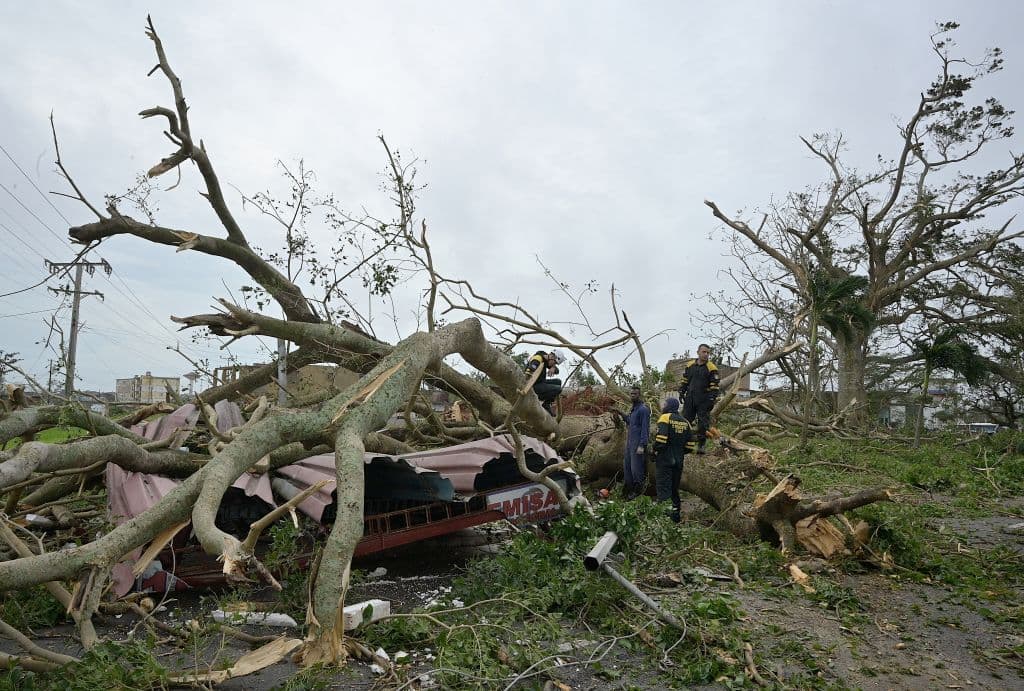 La carretera de La Habana a Batabanó, al sur de Cuba, quedó prácticamente intransitable por los árboles que tumbó el huracán.